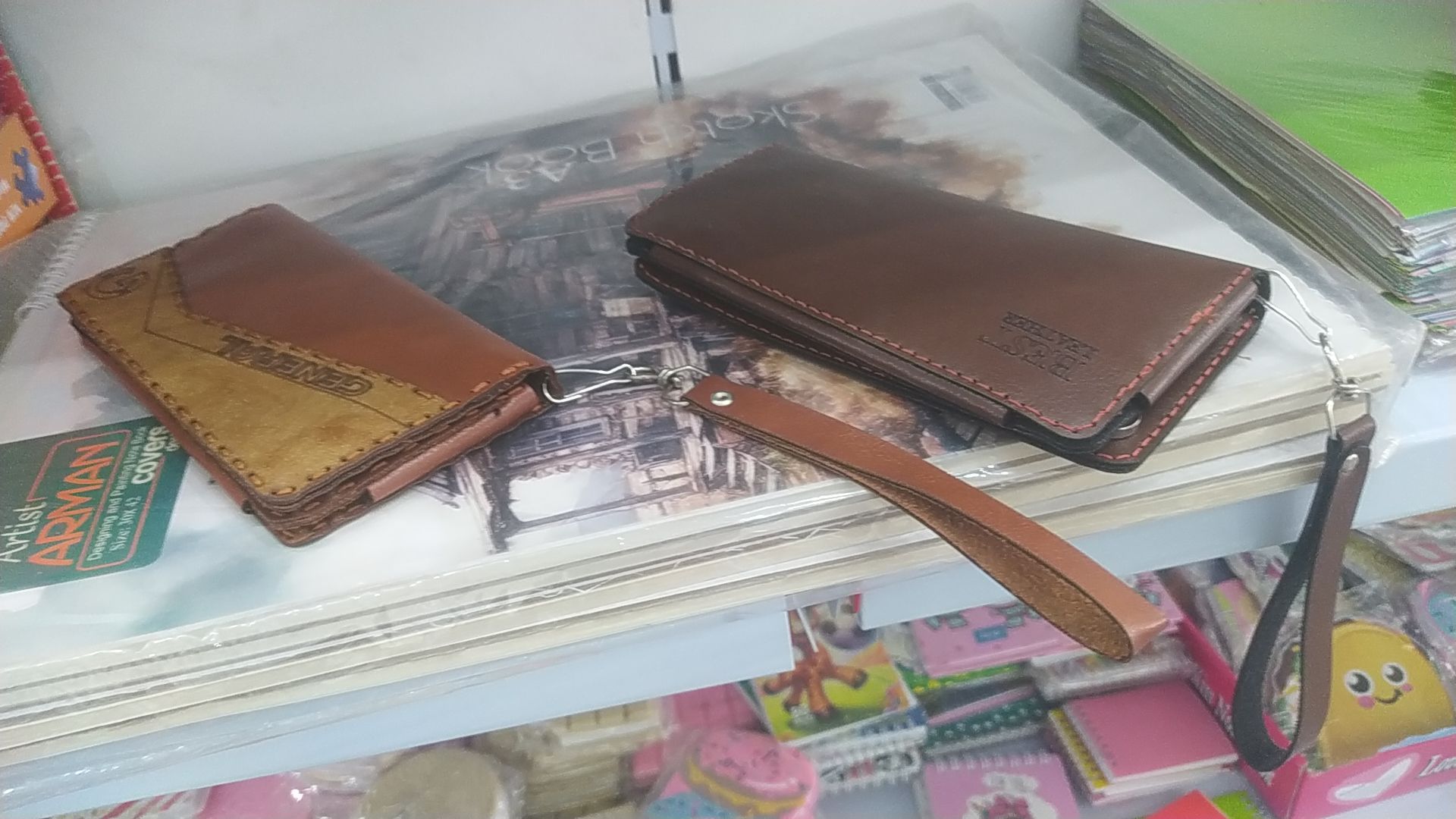 کیف چرمی مخصوص موبایل و کارت و پول طرحی بی نهایت زیبا و شکیل و جادار کار چرم اصل تبریز