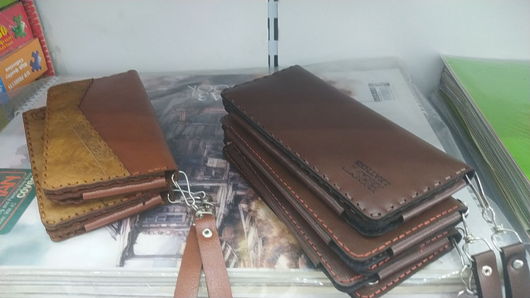 کیف چرمی مخصوص موبایل و کارت و پول طرحی بی نهایت زیبا و شکیل و جادار کار چرم اصل تبریز