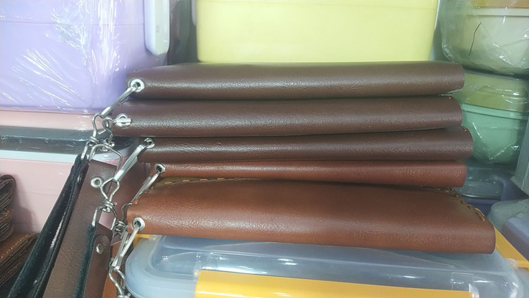 کیف چرمی مخصوص موبایل و کارت و پول طرحی بی نهایت زیبا و شکیل و جادار کار چرم اصل تبریز