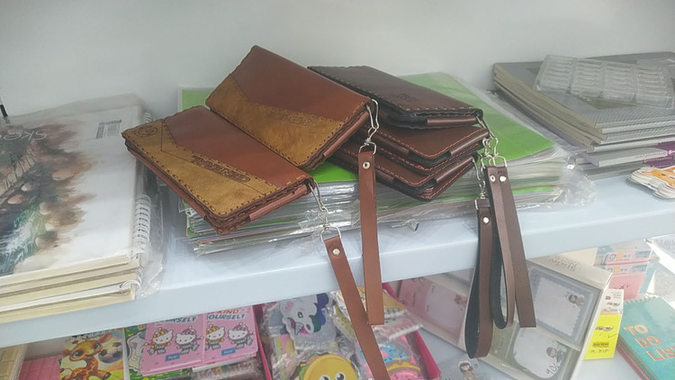 کیف چرمی مخصوص موبایل و کارت و پول طرحی بی نهایت زیبا و شکیل و جادار کار چرم اصل تبریز