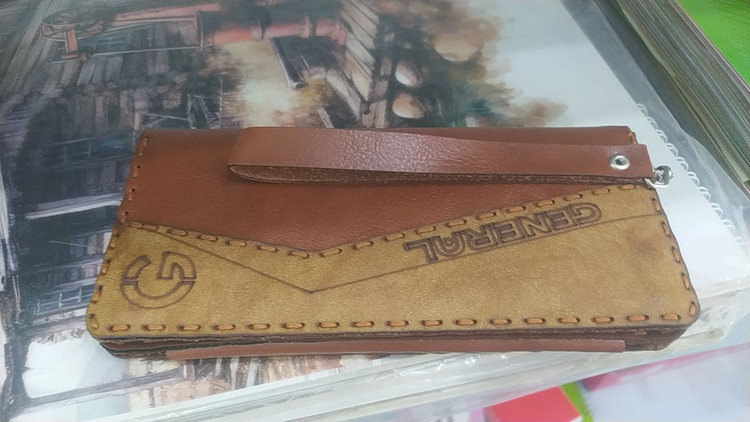 کیف چرمی مخصوص موبایل و کارت و پول طرحی بی نهایت زیبا و شکیل و جادار کار چرم اصل تبریز