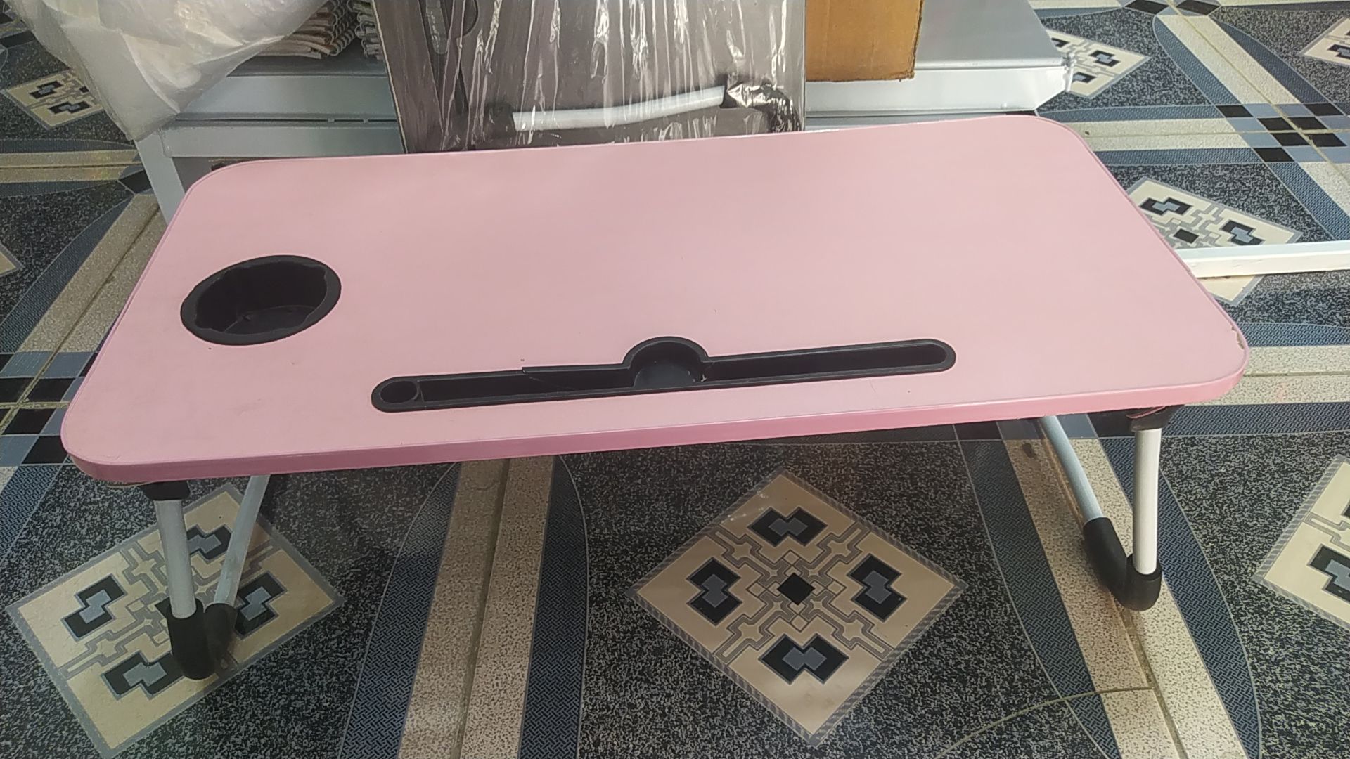 میز تحریر  ام دی اف متوسط وارداتی با کیفیت  با پایه تاشو مخصوص دوره ابتدایی دارای جای لیوان و تبلت هدیه ای مناسب در دو رنگ صورتی و مشکی